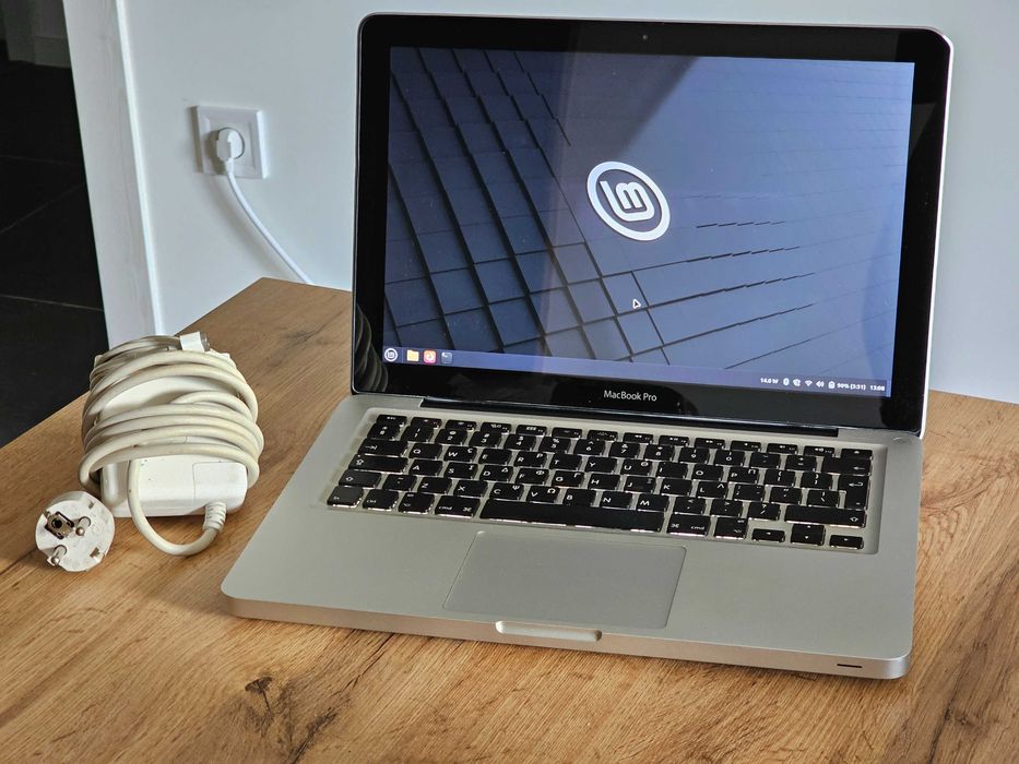 MacBook Pro 13 inch A1278 (Late 2011) | intel i5 2435M 4x3.00 Ghz | 8GB RAM | 240GB SSD | 80% Battery | Linux Mint Cinnamon
