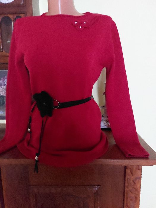 Pulover festiv - cu 3 trandafiri din acelasi material pe umarul stang