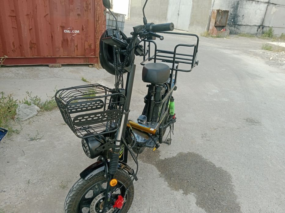 skuter sotiladi holati yangi 
2ta akkumulyator
2ta za