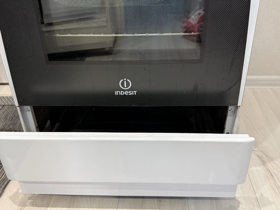 Продам электрическую плиту Indesit