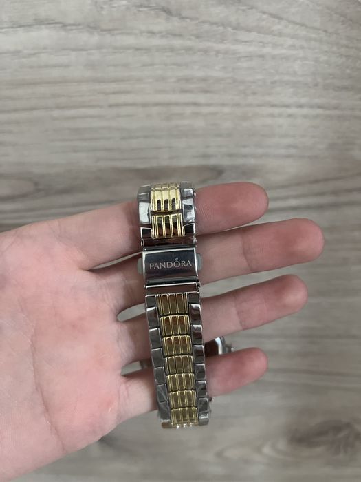 Часы Pandora в золотистом цвете