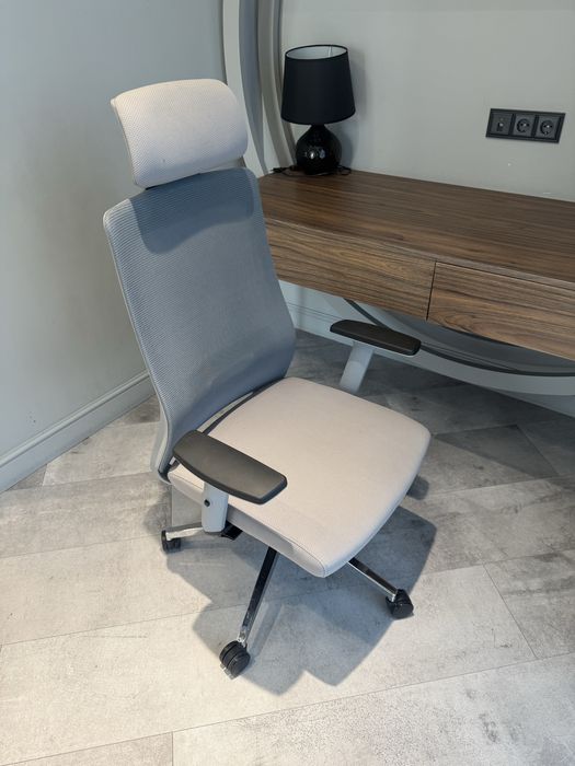 Рабочий стол и кресло