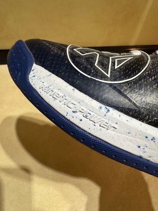 Kempa Attack ONE Contender.