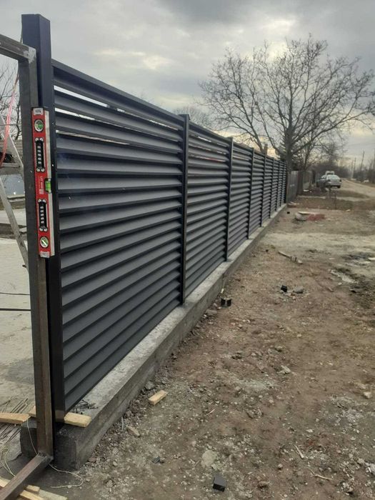 Garduri si porti din panouri stil jaluzele, sipca metalica, tabla cutata, plasa bordurata, fier forjat, BCA sau beton si alte modele disponibile
