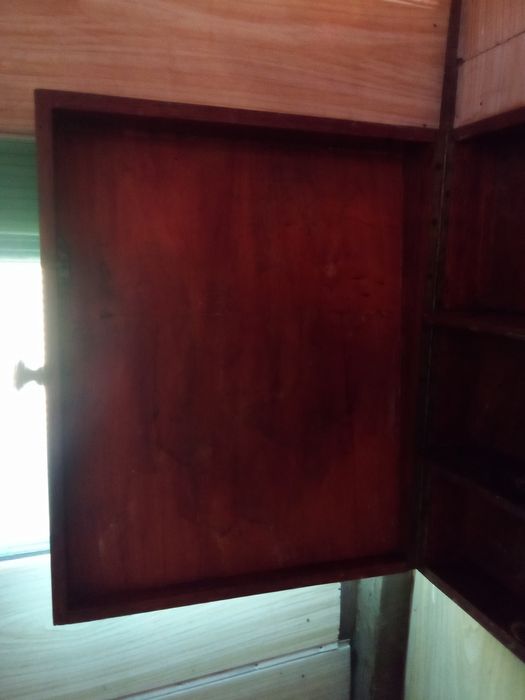 Продавам старинен шкаф запазен
