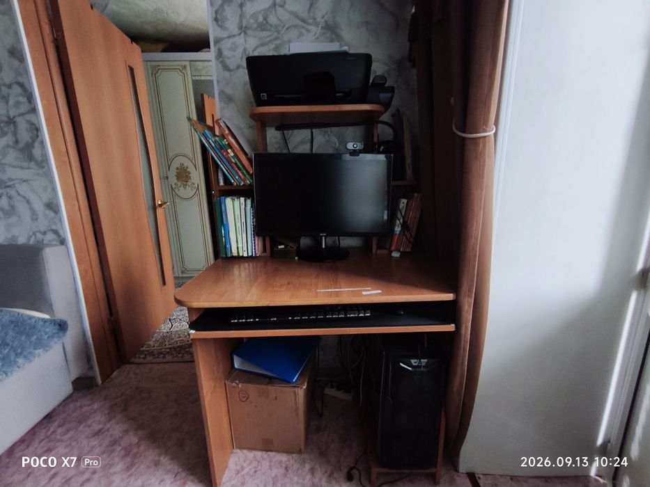 компьютерный стол с 4 полками и местом для принтера и системного блока