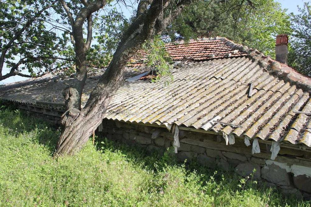 Самостоятелна къща с голям двор в с. Горица