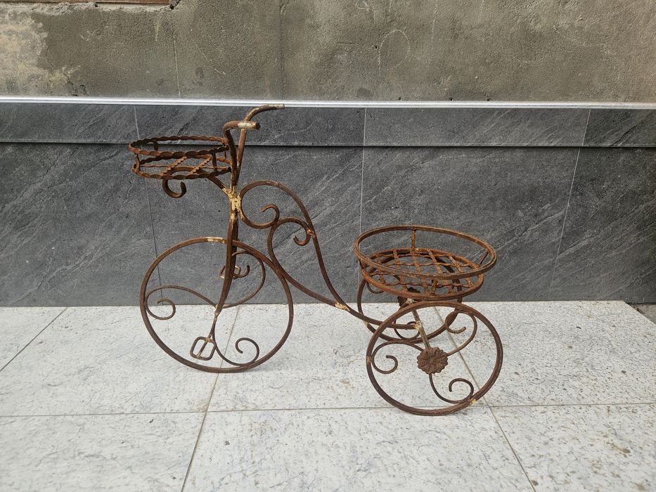 Dekorativniy gul podstavka