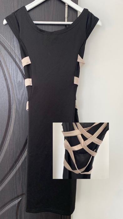 Черна рокля с ефектен гръб