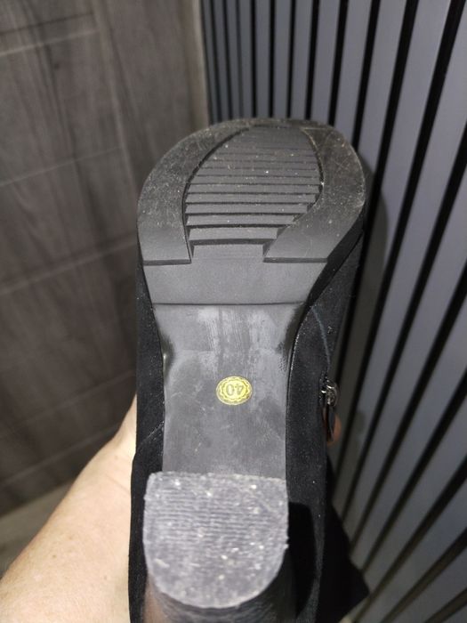 Продам замшевые ботфорты, и кожаные натуральные зимние сапоги.