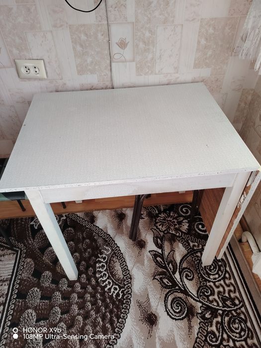 Стол обеденный. Размер 80*60*74 см