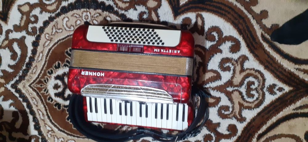 Vând acordeon Hohner