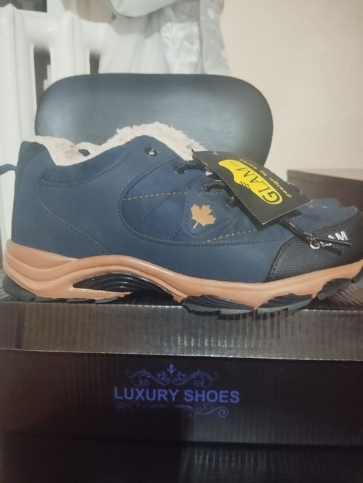 Erkaklar oyoq keyim sotiladi