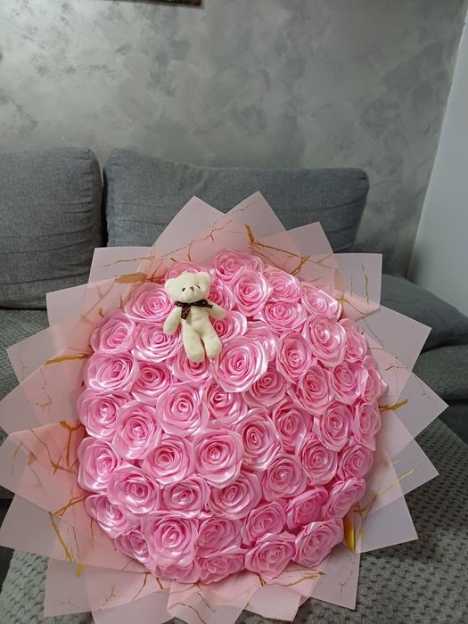 Realizez buchete trandafiri din satin