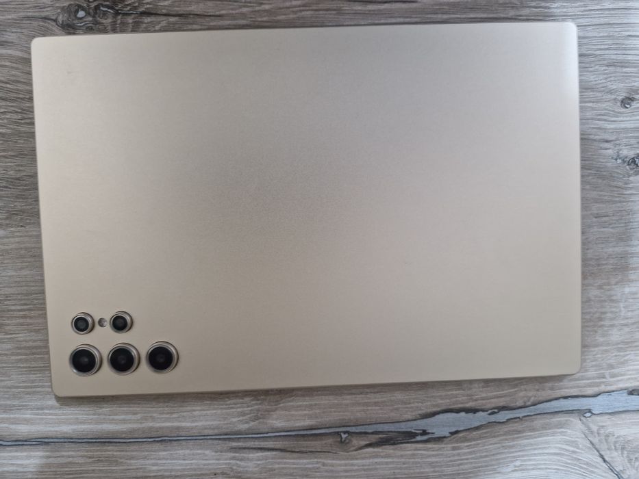 Продаю планшет цвет золотой