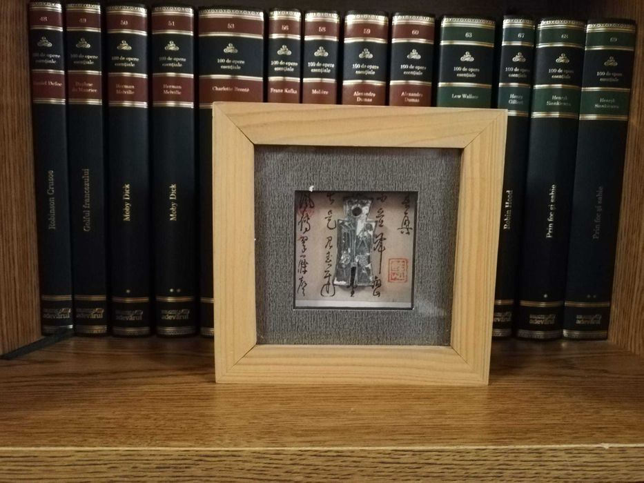 2 monede de epocă chinezești asiatice înrămate în sticlă