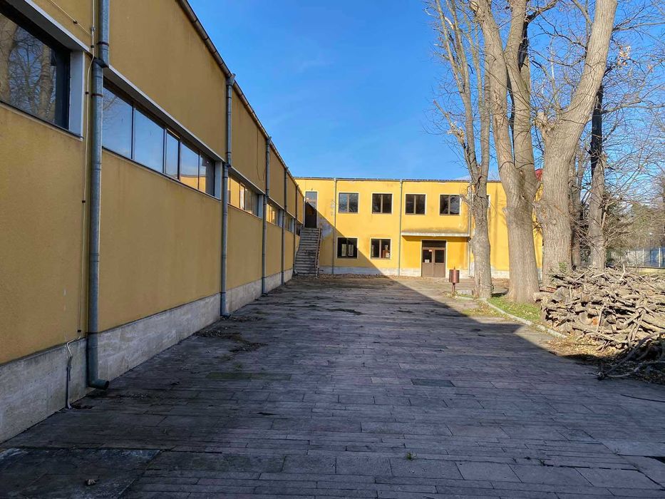 Продава се Промишлена сграда в Баня - 1420 кв.м за 1078 €/кв.м - Снимка #1