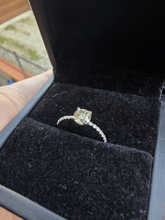 Диамантен пръстен Natural Fancy Yellow Diamond Ring