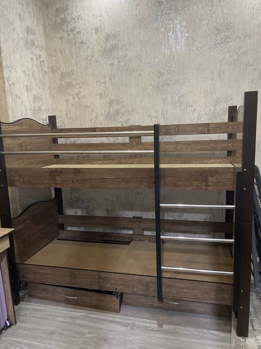 двухъярусная кровать из дерева с современным и практичным дизайном.