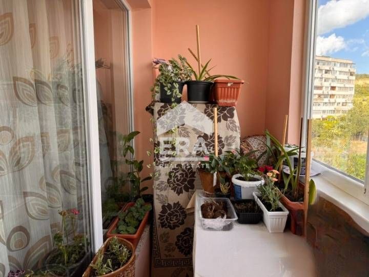 ЕКСКЛУЗИВНО! Тристаен, среден апартамент с източно изложение за продаж
