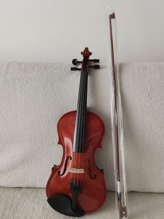 Vioara in stare foarte buna, fara zgarieturi sau alte defecte