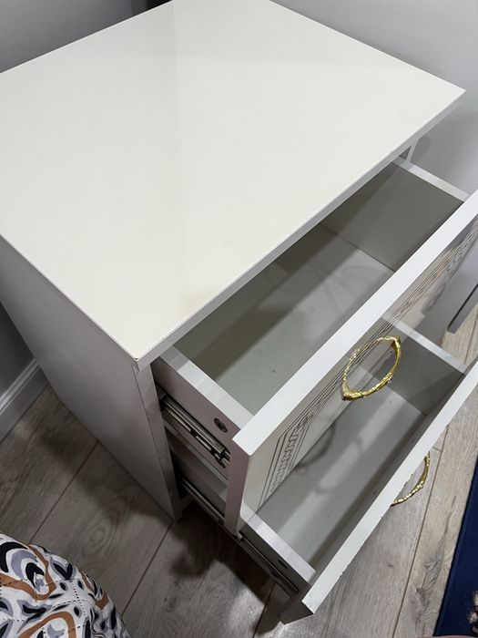 Продам кровать и две тумбочки