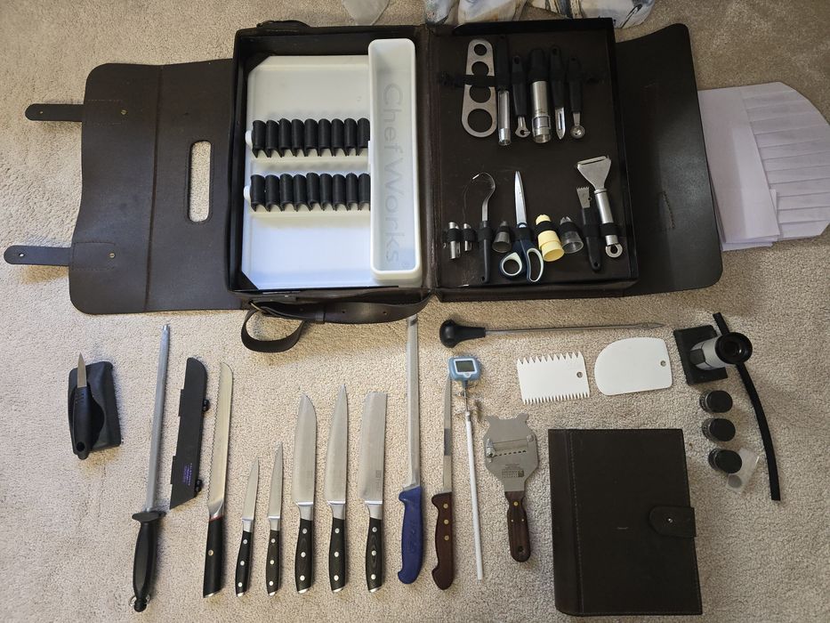 Set cutite  bucătar, geanta din piele de bizon + Rețetar culinar 1962