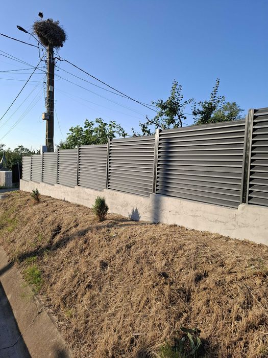 Garduri din panou stil jaluzele, sipca metalica, tabla, plasa si BCA