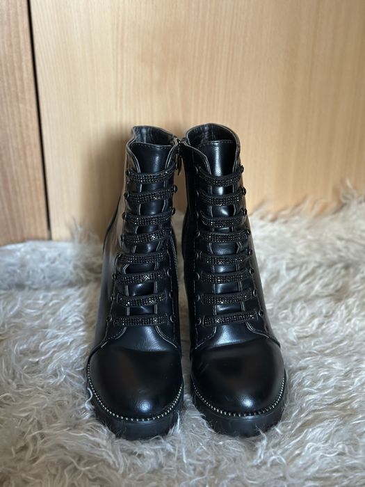 Черни боти на ток