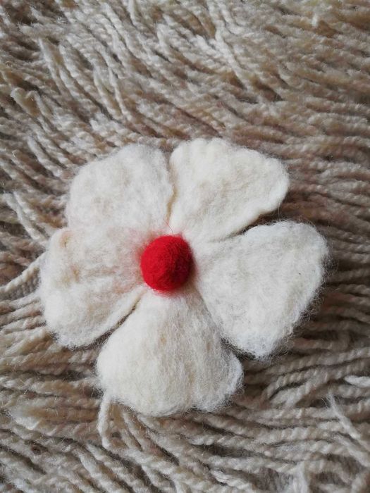 Брошка от вълнено цвете