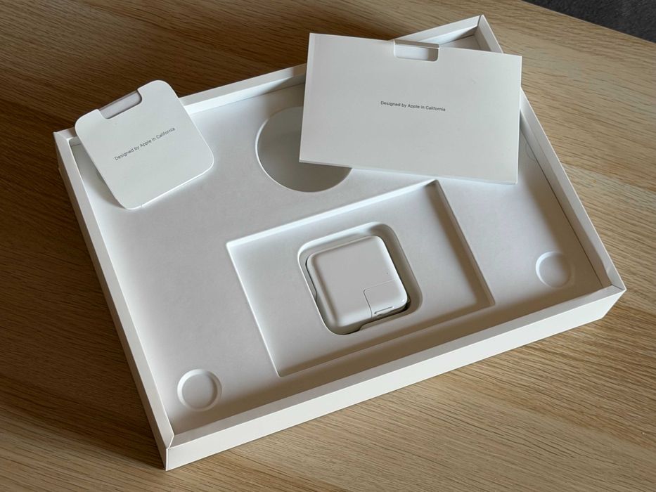 MacBook Air M2 13.6" / 16GB / 512GB – перфектно състояние (Starlight)