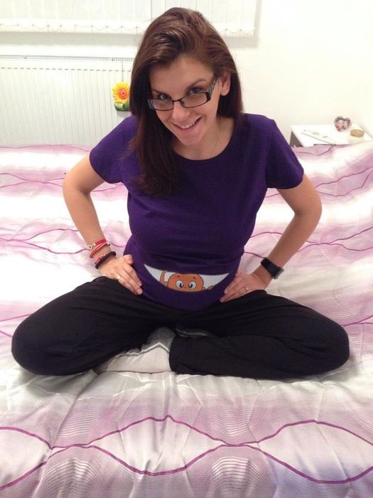 Тениски за бременни със сладка картинка на коремчето