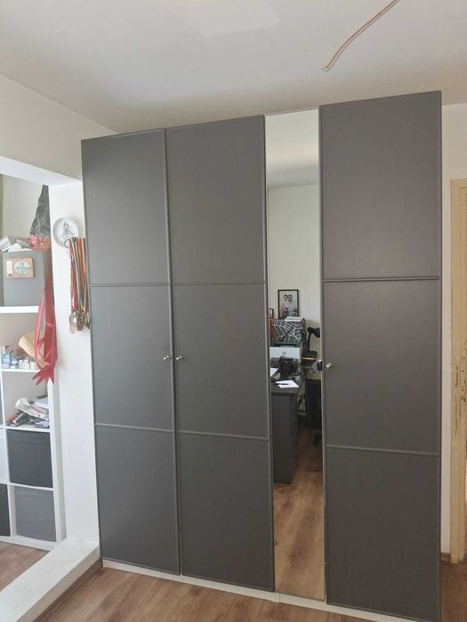 Bucătărie completa cu frigider plită cuptor chiuveta hota