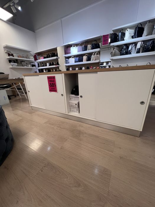 Mobilier complet pentru magazin, făcut la comandă – stare foarte bună