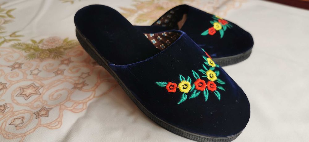 Чехлички, пантофи от синьо кадифе