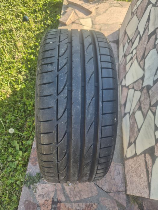 Vând 3 bucăti de cauciuri Bridgestone 2 din ele sunt Dot 22 dar sunt bune si cealalta Dot 2025 
Dimensiuni 235/40/R19 
Made in Polonia 
300 de lei buc