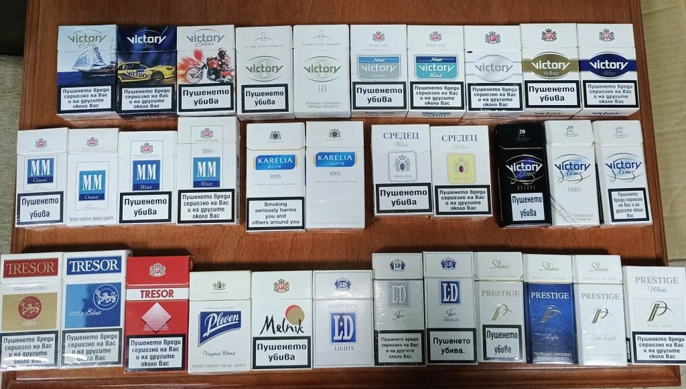 Колекция празни кутии от цигари