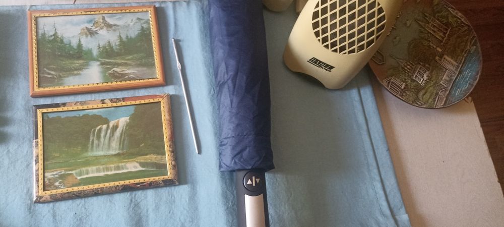 Зонт, колонки, лампы накаливания, панно, ваза, шприцы и другое