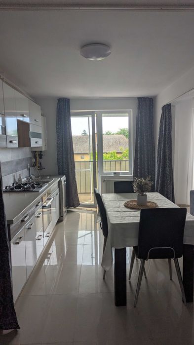 Spre închiriere apartament cu 2 camere, bloc nou,  parcare în curte, AC.