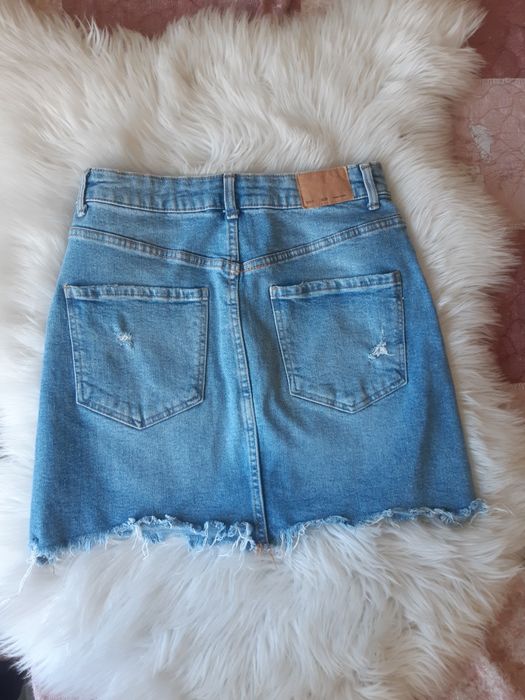 Чисто нова пола с висока талия Bershka