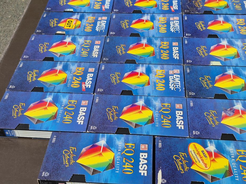 Vând Lot 64 casete video VHS originale Basf de 240 minute colectie de filme diferite genuri 
Unitra-Rzeszów,
Made in Polonia fabricat in1979