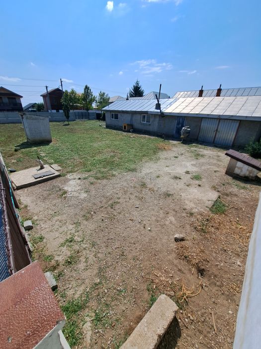 Vând teren în zonă bună cu 2constructii pe el.Pret fix