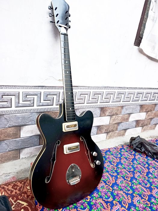 Гитара сотилади .