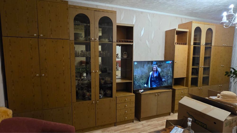 Стенка, шкафы с антресолями.