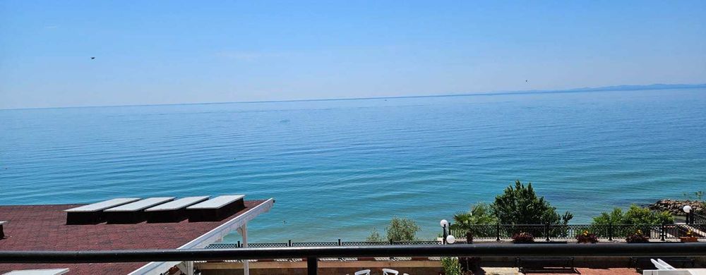 Просторен двустаен апартамент с морска панорама, Първа линия