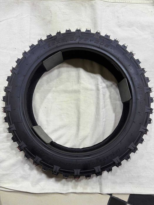 Покрышка шипованная на электроскутеры.