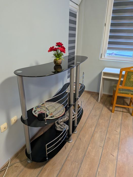 Стъклена полица.