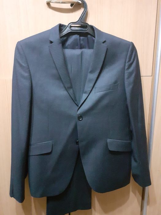 Мужской серый костюм