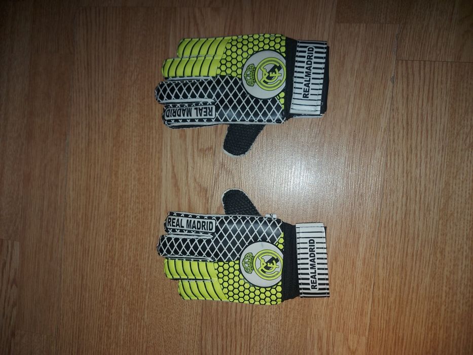 Вратарьские перчатки