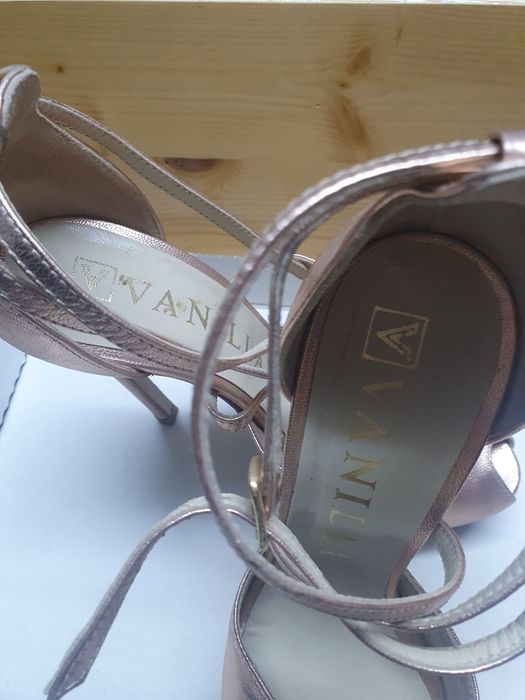 Vând sandale vanilla nr 37